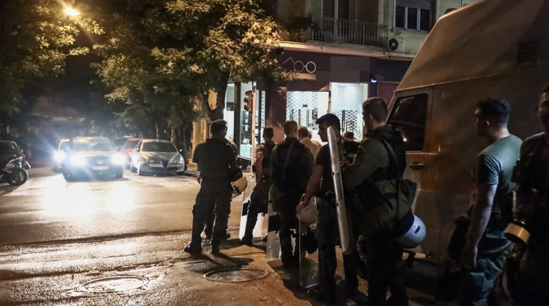 Αστυνομικοί παραταγμένοι στη Χαριλάου Τρικούπη μετά από επίθεση αγνώστων