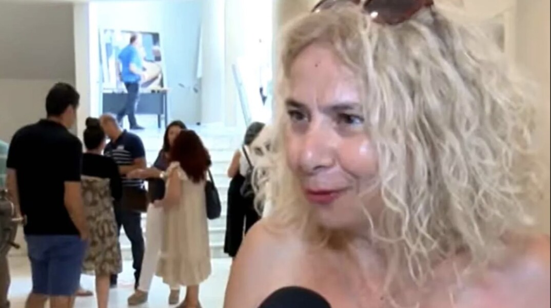 53χρονη γιαγιά από την Κρήτη πηγαίνει ξανά σχολείο