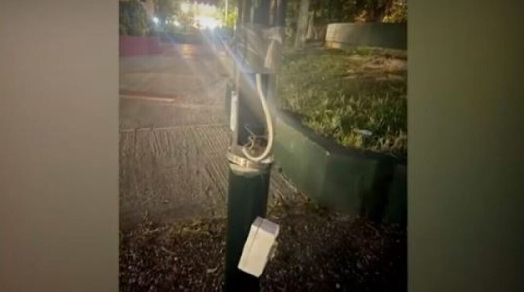 Γυμνά καλώδια σε κολώνα παιδικής χαράς στη Νέα Ιωνία