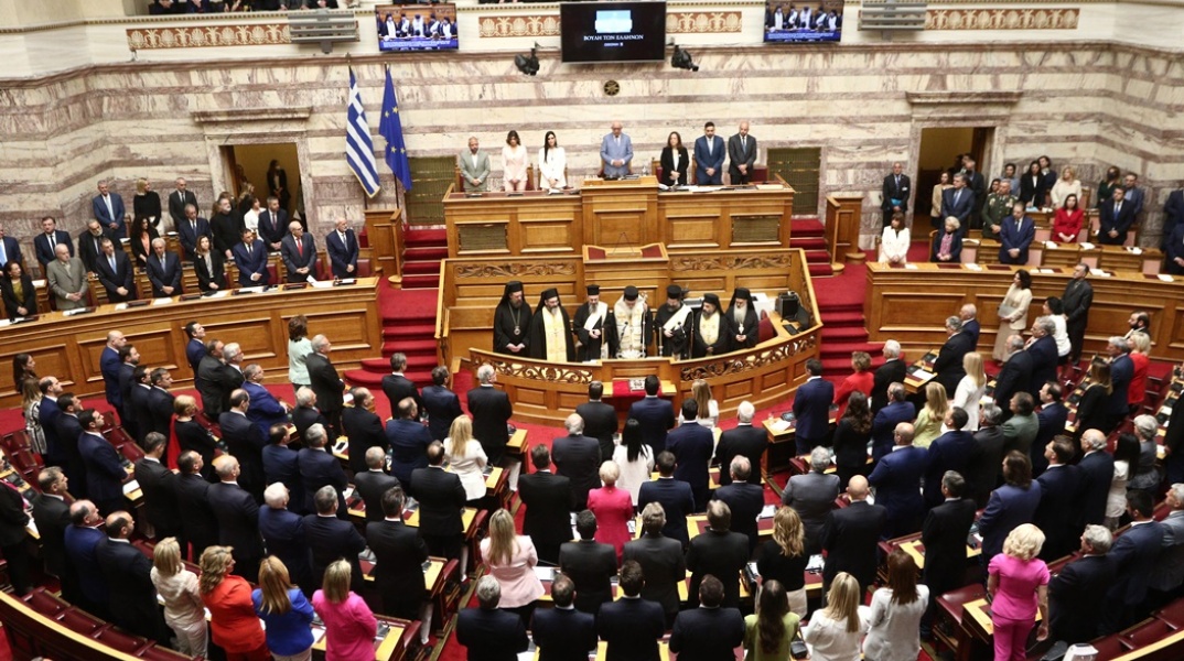 Βουλεύτριες και βουλευτές στην Ολομέλεια της Βουλής ορκίζονται παρουσία του Αρχιεπισκόπου Αθηνών