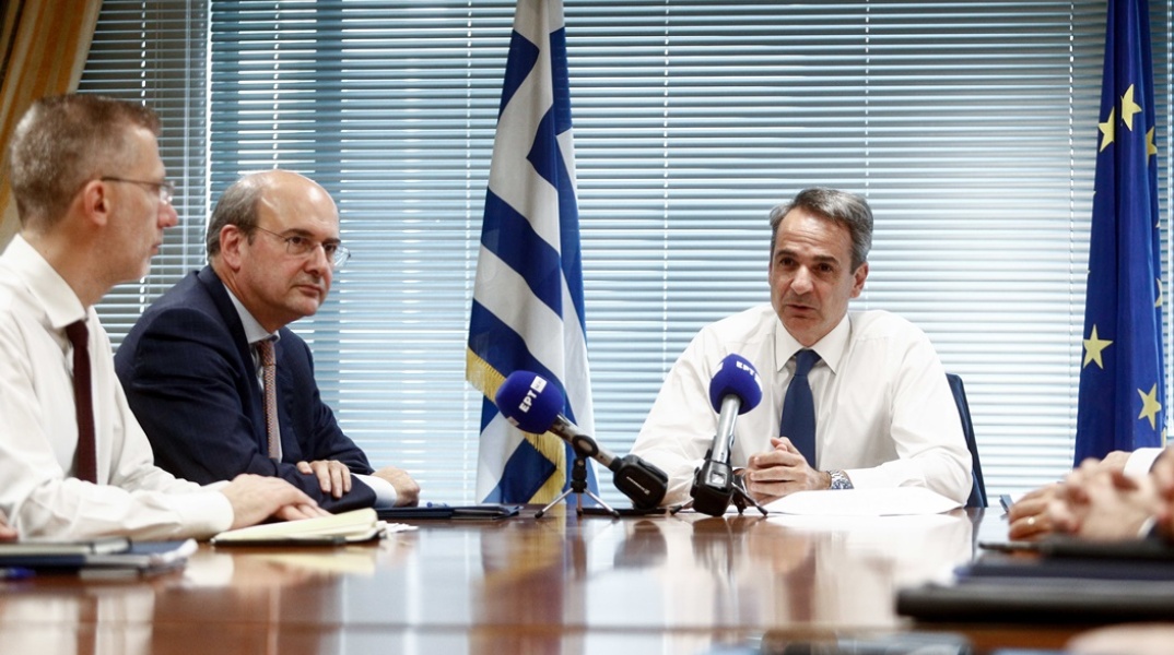 Σύσκεψη υπό τον πρωθυπουργό Κυριάκο Μητσοτάκη στο Υπουργείο Οικονομικών - Παρουσία του νέου υπουργού Κωστή Χατζηδάκη