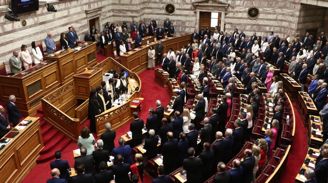 Στιγμιότυπο από την ορκωμοσία της Βουλής στις προηγούμενες εκλογές - Βουλεύτριες και βουλευτές στα έδρανά τους