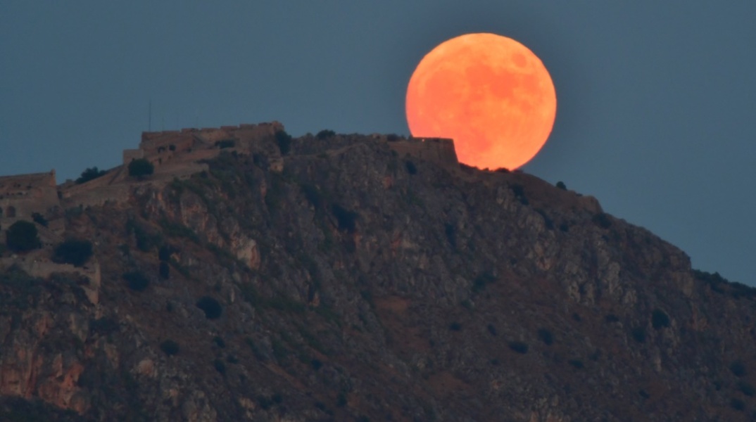 Η Πανσέληνος Ιουλίου ή αλλιώς Φεγγάρι του Ελαφιού βγαίνει πάνω από το Παλαμήδι στο Ναύπλιο