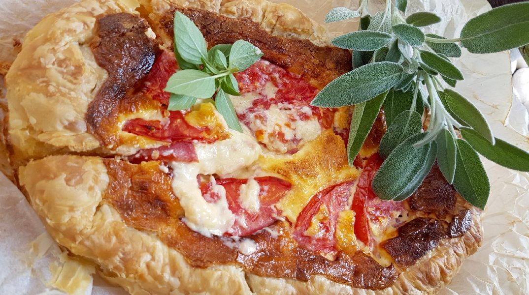 Σουφλέ με μοτσαρέλα, ντομάτα και βασιλικό