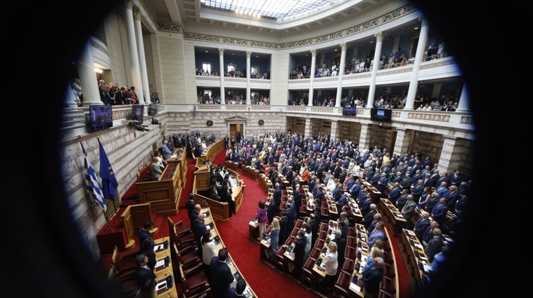 Οι βουλευτές έκατσαν στα έδρανα της Βουλής ανάλογα με τις θέσεις που ορίστηκαν για τα κόμματα στα οποία ανήκουν 