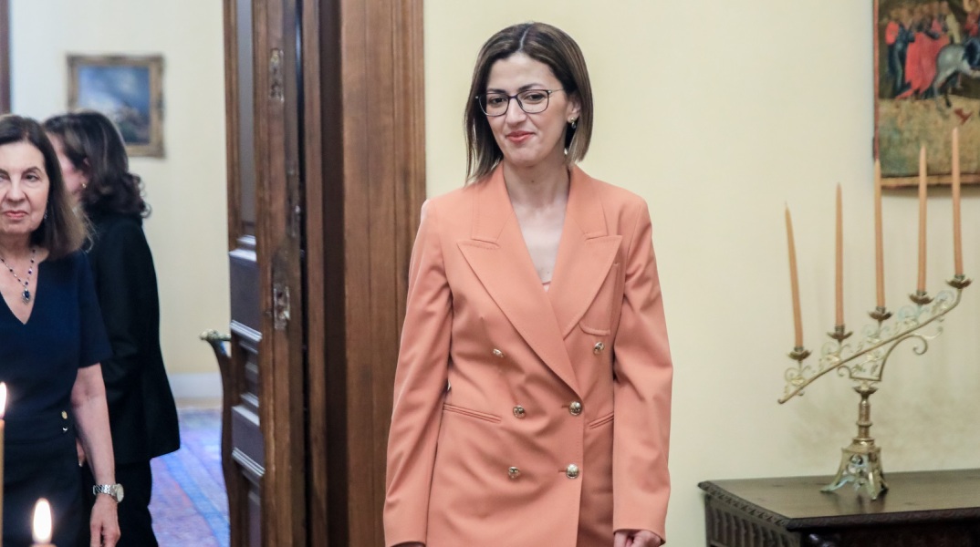 Ειρήνη Αγαπηδάκη: Ορκίστηκε ως αναπληρώτρια υπουργός Υγείας ενώπιον της Προέδρου της Δημοκρατίας και του πρωθυπουργού - Είχε βρεθεί θετική στον κορωνοϊό. 