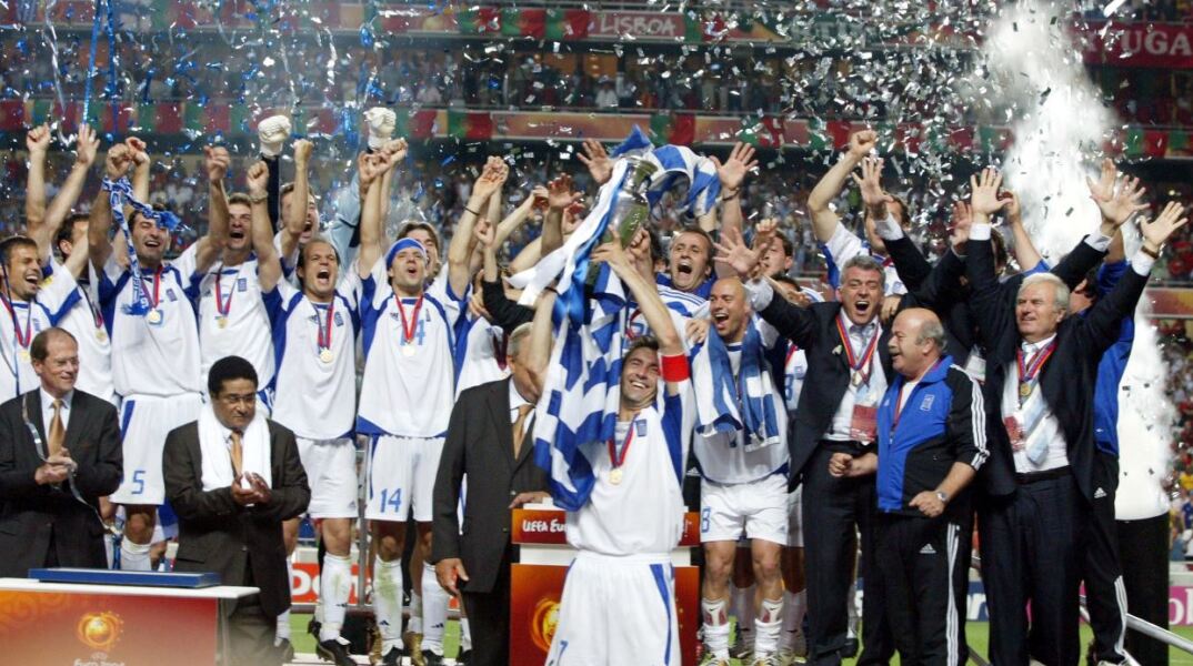 Ο Θοδωρής Ζαγοράκης σηκώνει το τρόπαιο του Euro 2004 μετά τον τελικό με την Πορτογαλία