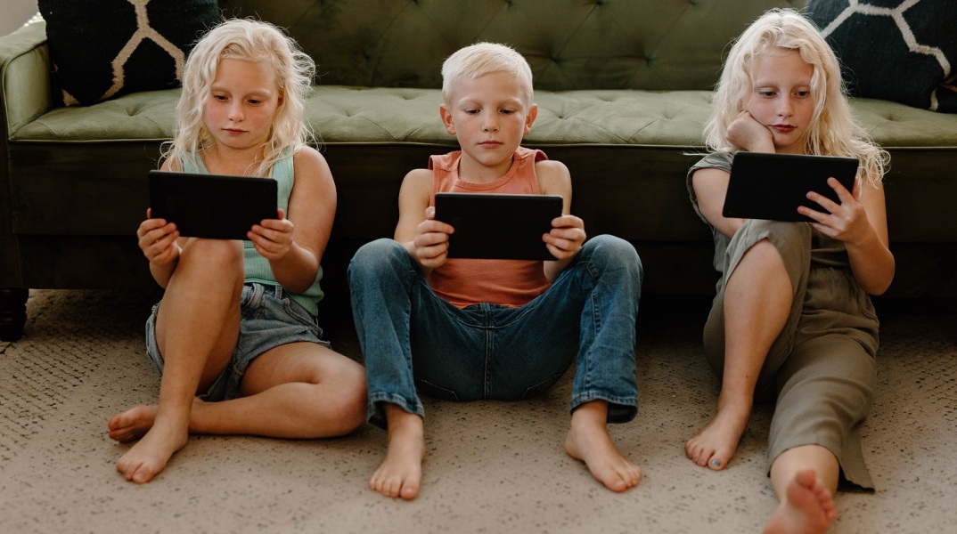 Ολλανδία: Τέλος κινητά τηλέφωνα, τάμπλετ και έξυπνα ρολόγια μέσα στις σχολικές αίθουσες από του χρόνου - Κυβερνητικό μέτρο για την προστασία των μαθητών.