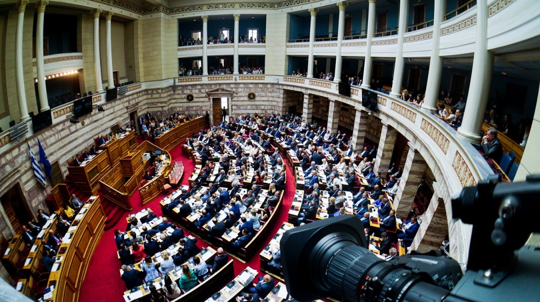 Bουλή: Πεντακομματικό το Προεδρείο - Χωρίς αντιπροέδρους «Σπαρτιάτες», «Νίκη» και «Πλεύση Ελευθερίας» - Δεν συγκέντρωσαν την απαιτούμενη πλειοψηφία.