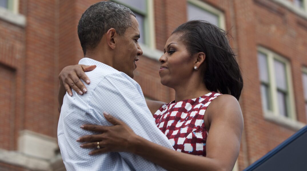 Μπαράκ και Μισέλ Ομπάμα αγκαλιάζονται