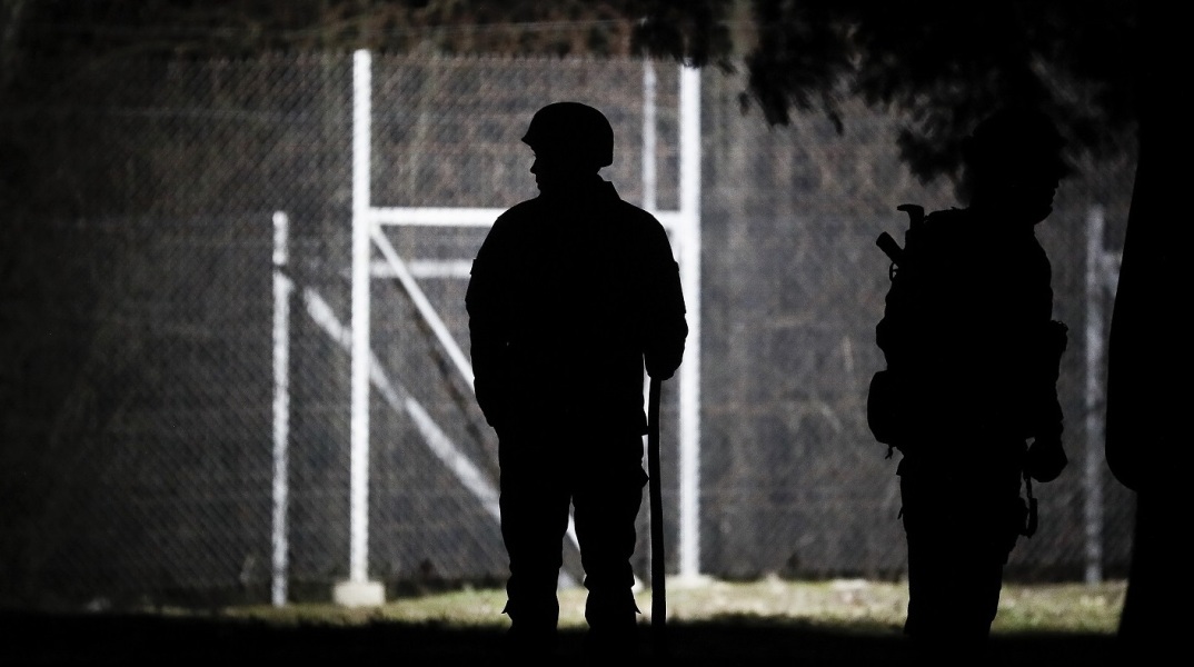 Αλεξανδρούπολη: Σύλληψη δύο διακινητών για παράνομη μεταφορά συνολικά 16 μεταναστών στον Έβρο - Με πλαστές πινακίδες κυκλοφορίας το όχημα.