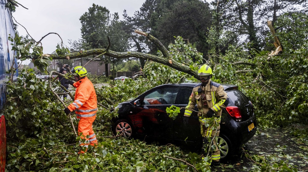 Ολλανδία: Μια γυναίκα έχασε τη ζωή της κατά τη σπάνια θερινή καταιγίδα που πλήττει τη χώρα - Σοβαρές ζημίες και προβλήματα στις μεταφορές.