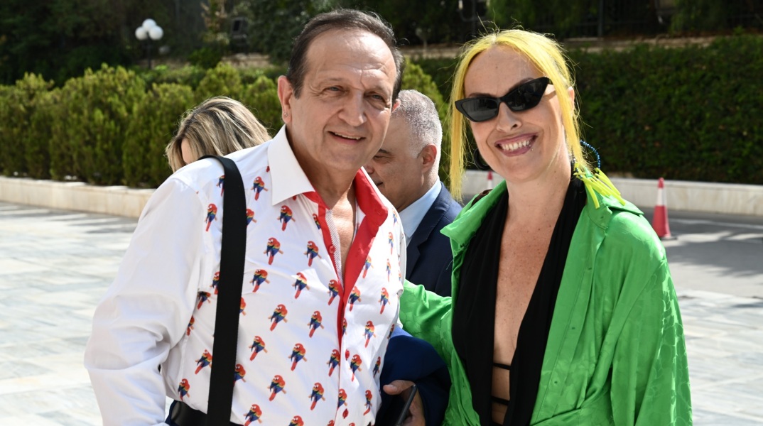 Ο Μάνος Βουλαρίνος σχολιάζει τις αντιδράσεις για το πώς ντύνονται οι βουλευτές όταν πάνε στη Βουλή.