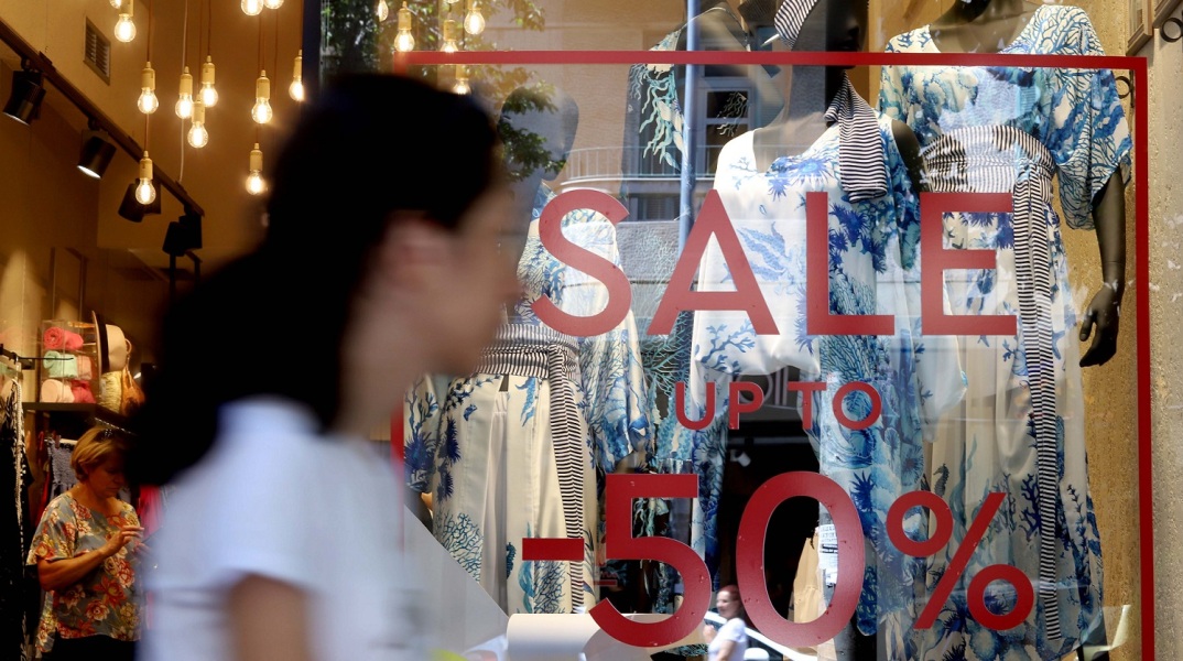 Θερινές εκπτώσεις 2023: Αντίστροφα μετρά ο χρόνος για την έναρξη - Ποια Κυριακή θα λειτουργήσει με ανοιχτά καταστήματα η αγορά.