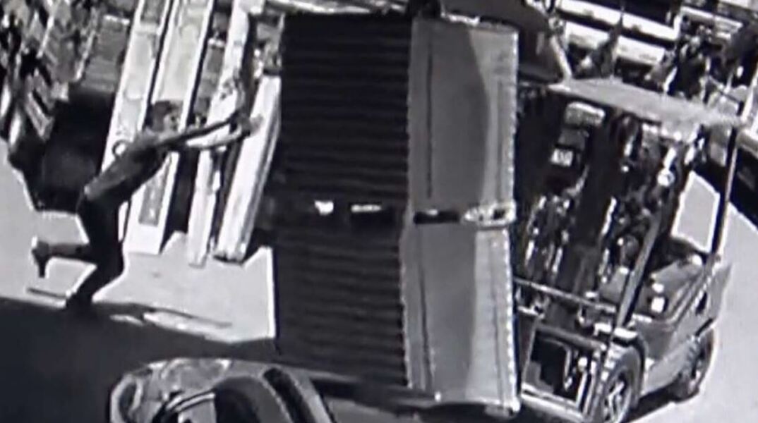 Ανήλικος στην Τουρκία σκοτώθηκε όταν καταπλακώθηκε από παλέτες που μετέφερε ο πατέρας του