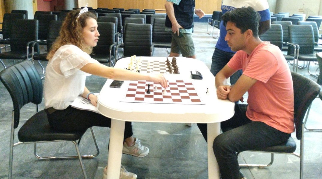 Θεσσαλονίκη: Σκακίστρια - πρόσφυγας από την Ουκρανία διδάσκει σκάκι σε προσφυγόπουλα από άλλες χώρες - Η Λάνα Μέρτζερ περιγράφει τις εμπειρίες της.