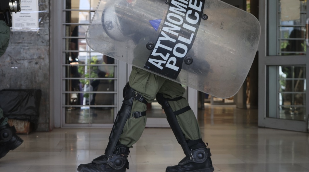 Δίκη για τη δολοφονία του Άλκη Καμπανού: Ένταση μετά την ανάγνωση της απόφασης - Οπαδοί φώναξαν συνθήματα σε συγγενείς των κατηγορούμενων.