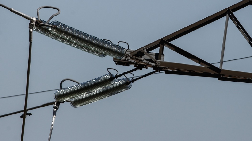 Σύρματα σε κολώνα ρεύματος