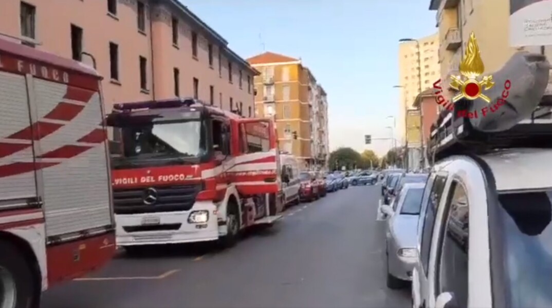 Πυροσβεστικά οχήματα έξω από τον οίκο ευγηρίας όπου ξέσπασε φωτιά στο Μιλάνο