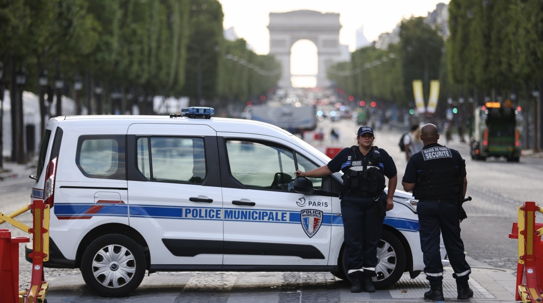 Αστυνομικοί δίπλα σε περιπολικά στη Γαλλία
