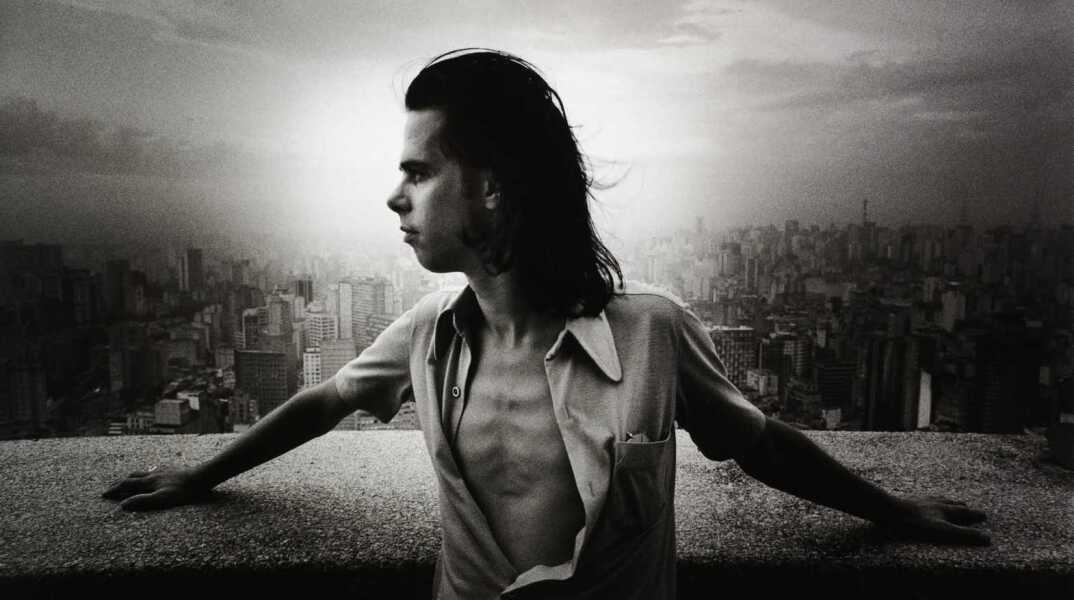 Η ιδιαίτερη σχέση του Nick Cave με τη Βραζιλία: Η πρώτη του επίσκεψη, η γνωριμία με τη σύζυγό του Viviane Carneiro, η γέννηση του γιου του Luke, ο αντίκτυπος στη μουσική εξέλιξη των Bad Seeds