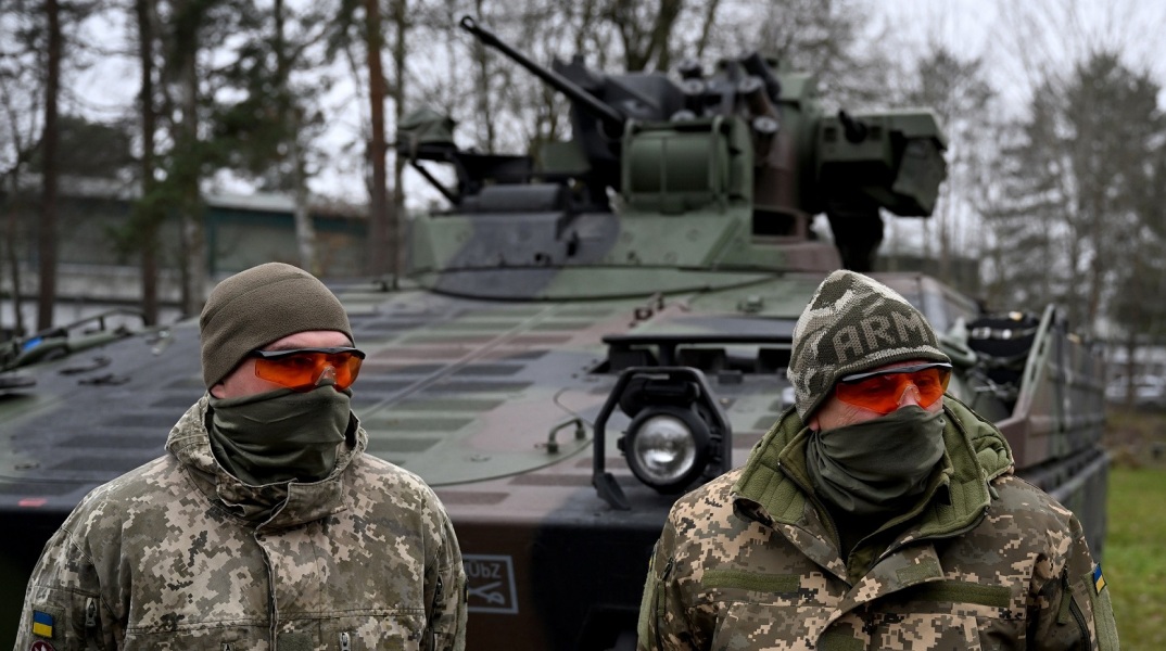 Ουκρανία: Υπόσχεται να χρησιμοποιήσει τις βόμβες διασποράς μόνο για την απελευθέρωση των κατεχόμενων εδαφών της και όχι στο έδαφος της Ρωσίας.