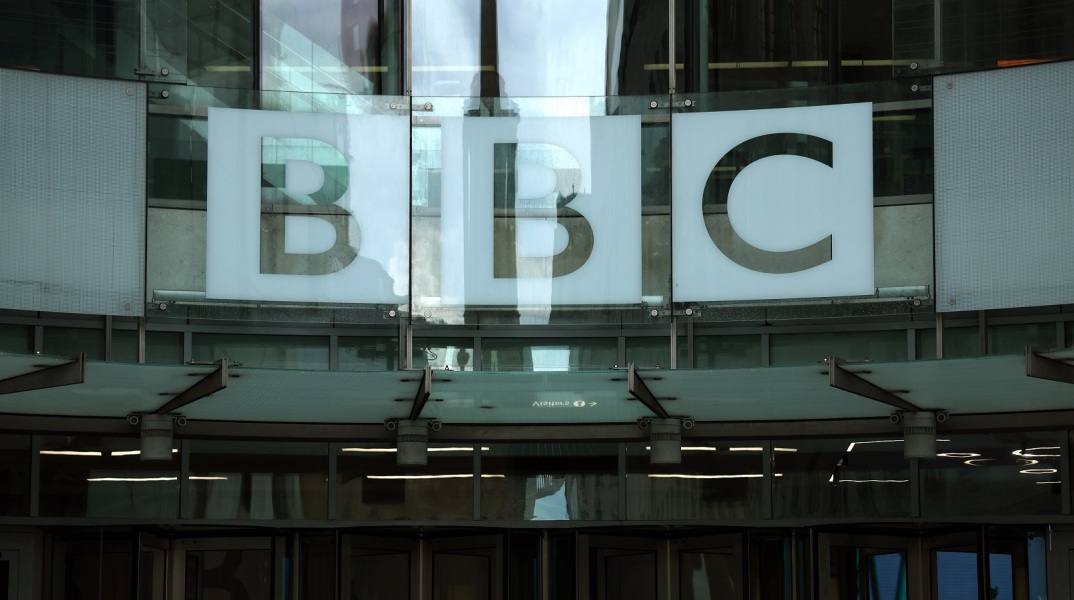 Βρετανία: Το BBC ξεκινά έρευνα έπειτα από καταγγελία ότι ένας παρουσιαστής πλήρωσε έφηβο για να του στέλνει φωτογραφίες πορνογραφικού περιεχομένου.