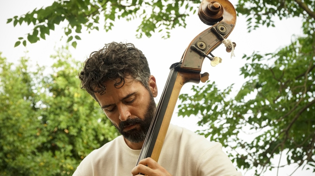 Πέτρος Κλαμπάνης: O διεθνούς φήμης μπασίστας και συνθέτης απαντά σε 33 ερωτήσεις για την Αθήνα