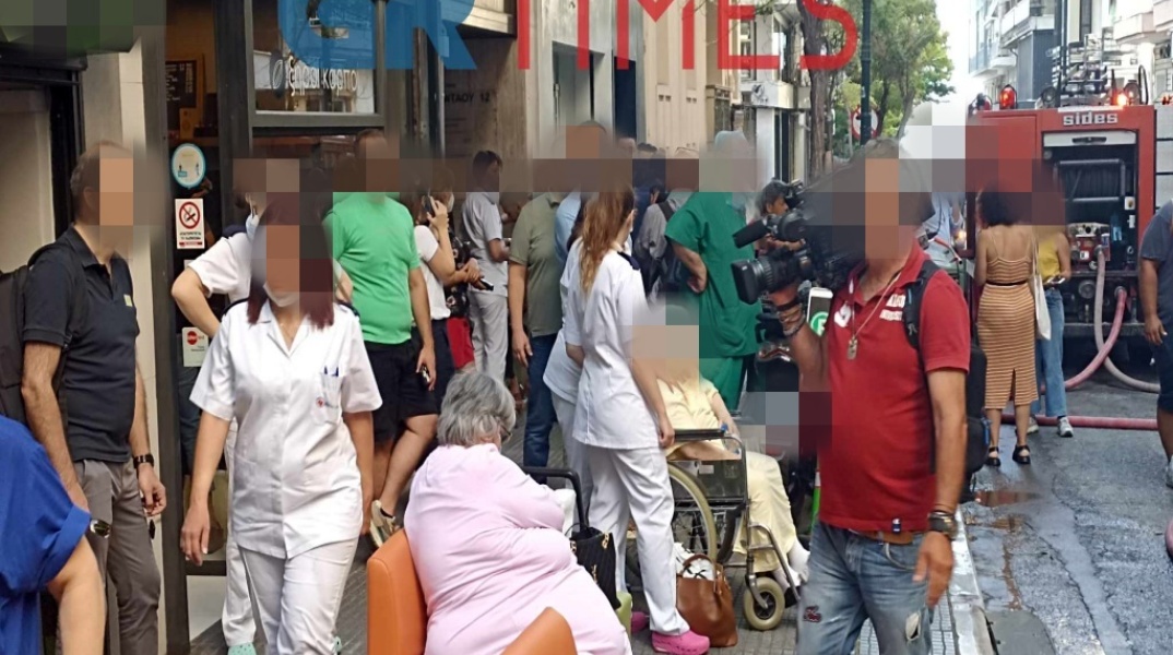 Ασθενείς στο πεζοδρόμιο κατά τη διάρκεια απομάκρυνσής τους από κλινική στη Θεσσαλονίκη