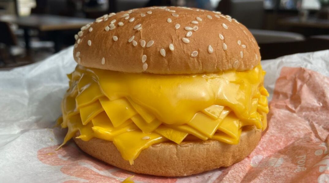 Είκοσι φέτες τυρί και καθόλου κρέας - Το Burger King έφερε το νέο viral burger