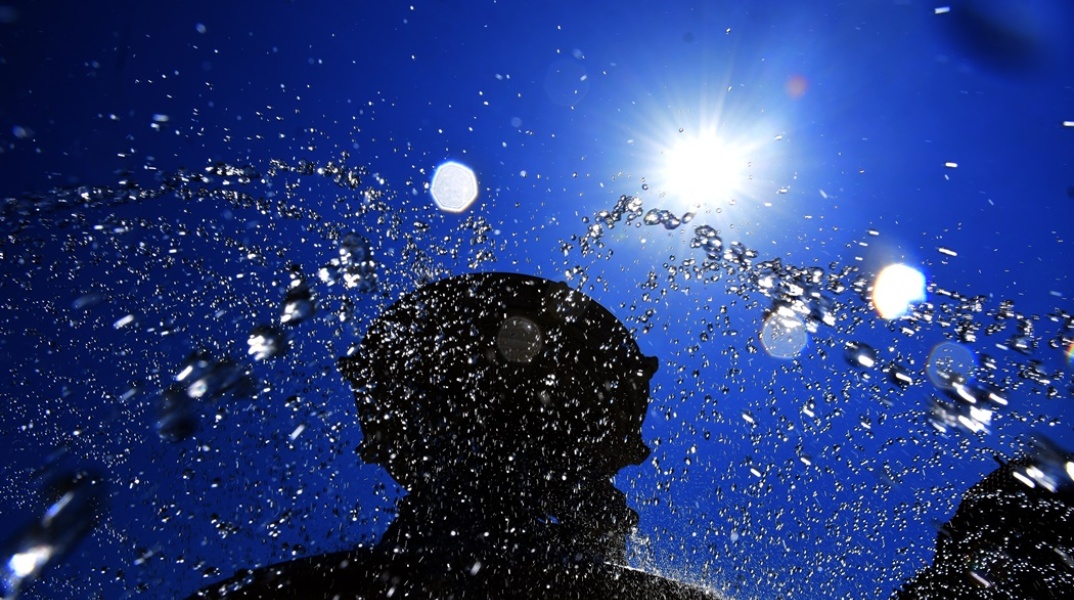 Σταγόνες από το σιντριβάνι - Εικόνα που παραπέμπει σε ανάγκη δροσιάς εν μέσω καύσωνα