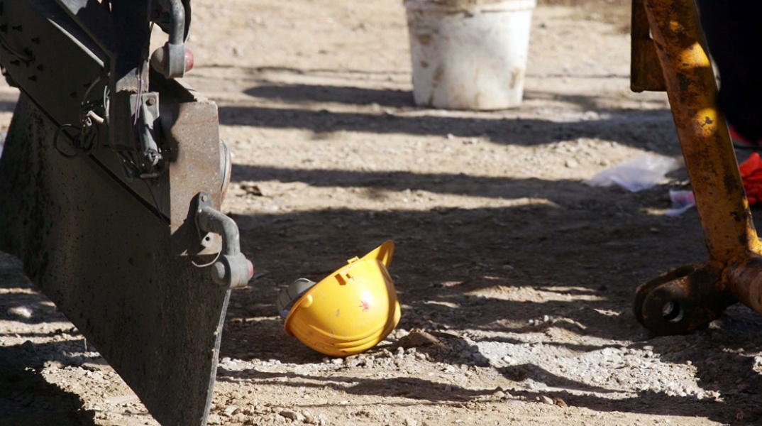 Προστατευτικό καπέλο εργαζόμενου - Εικόνα που παραπέμπει σε εργατικό ατύχημα