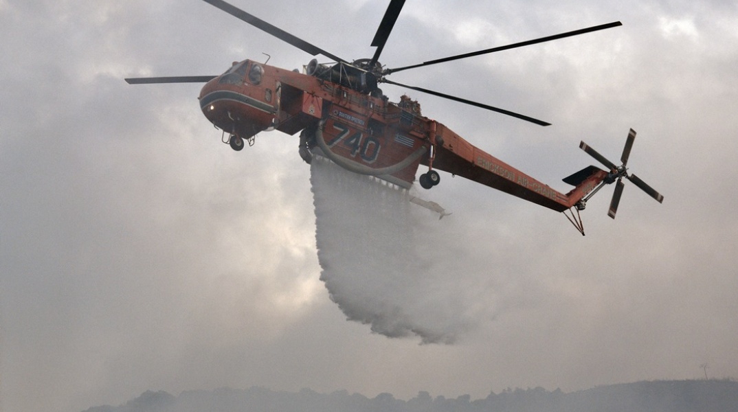 Εναέρια μέσα στην κατάσβεση φωτιάς 