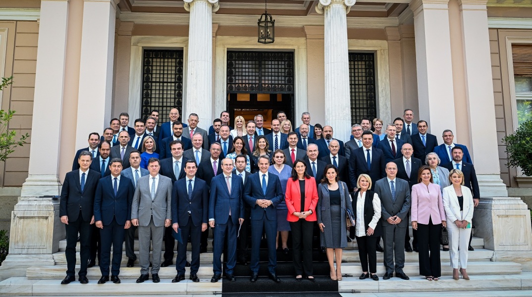 Η νέα κυβέρνηση, οι προκλήσεις που έχει να αντιμετωπίσει και η αυστηρότητα των ψηφοόρων της Νέας Δημοκρατίας στις υπουργικές «αρρυθμίες» και «αστοχίες».