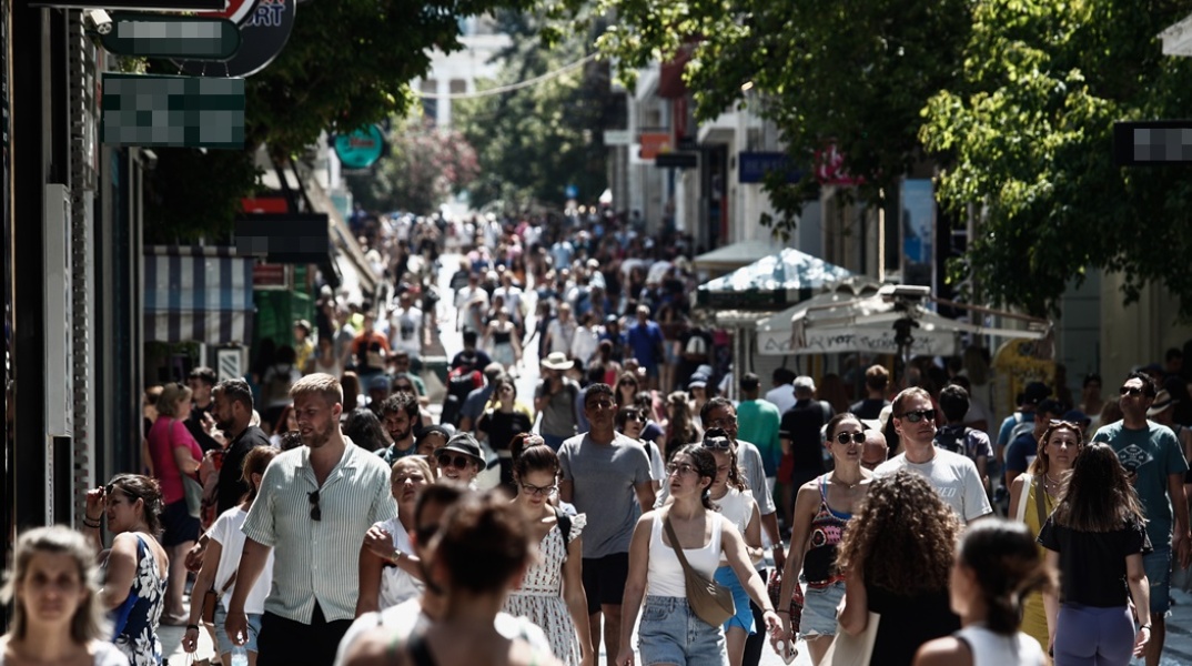 Κόσμος στην Ερμού τον εμπορικότερο δρόμο της Αθήνας