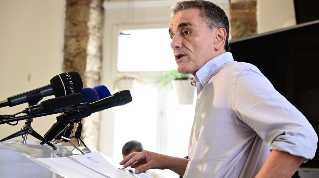 Υποψήφιος για την προεδρία του ΣΥΡΙΖΑ ο Ευκλείδης Τσακαλώτος