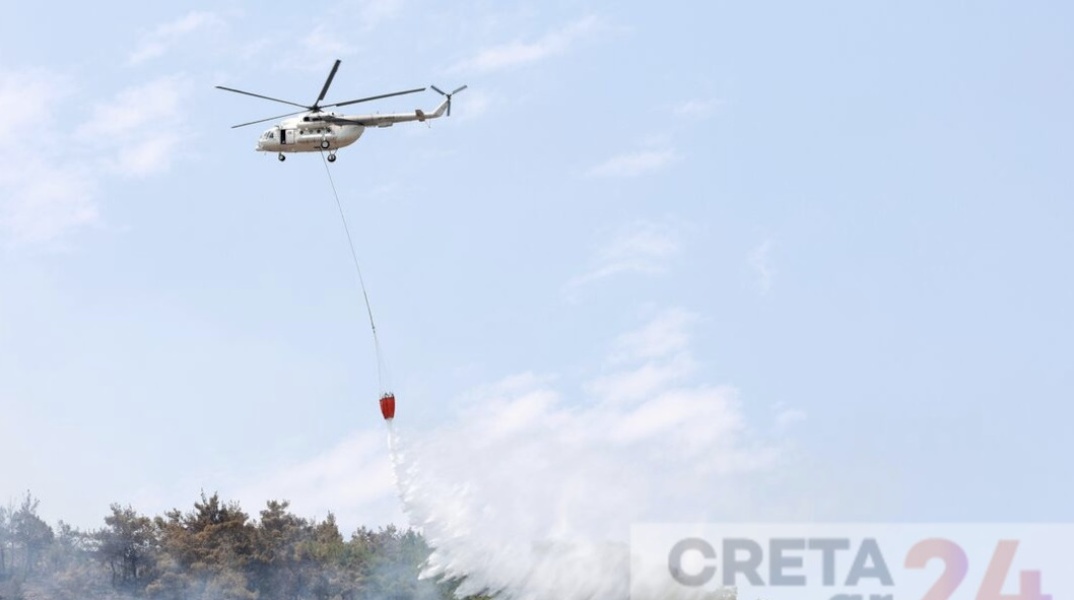 Ελικόπτερο επιχειρεί για την κατάσβεση πυρκαγιάς στην Ιεράπετρα
