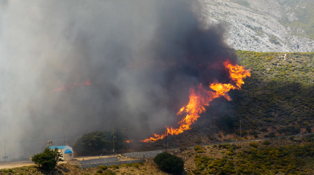 Φωτιά καίει στην περιοχή Κεραμωτή της Νάξου