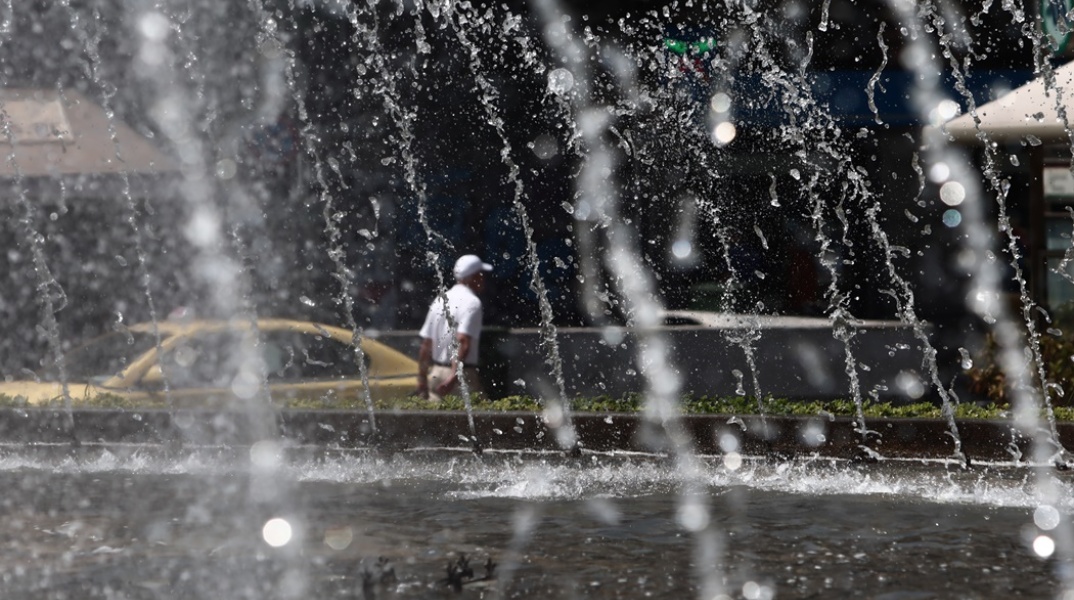 Σιντριβάνι στην Ομόνοια προσφέρει λίγες στιγμές δροσιάς στην Αθήνα εν μέσω καύσωνα