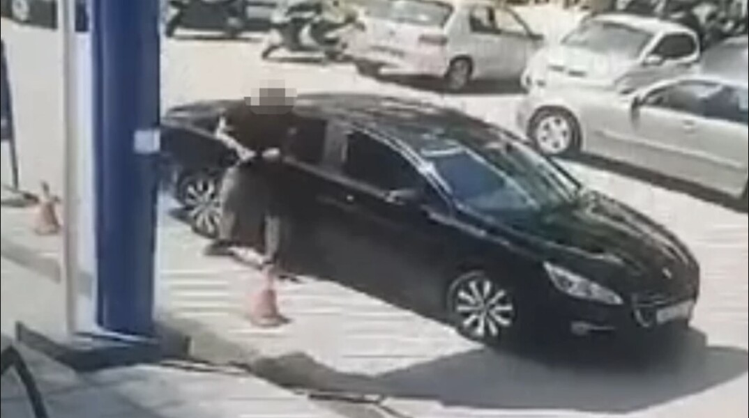 Στιγμιότυπο από το βίντεο ντοκουμέντο πριν τη δολοφονία του 50χρονου στη Θεσσαλονίκη