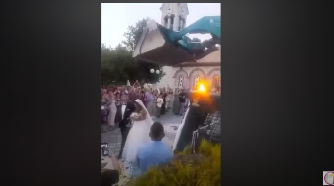 Βόλος: Με χωματουργικό μηχάνημα το ρύζι στον γάμο