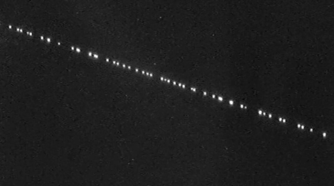 Ξανά ορατοί οι δορυφόροι Starlink του Έλον Μασκ στον ελληνικό ουρανό