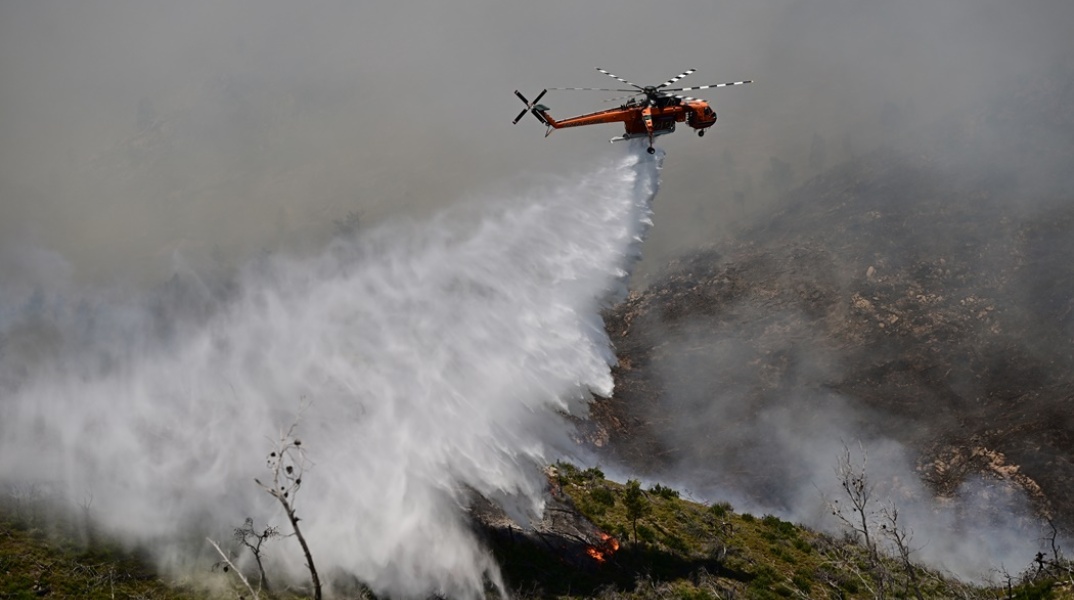 Ελικόπτερο επιχειρεί για την κατάσβεση της φωτιάς