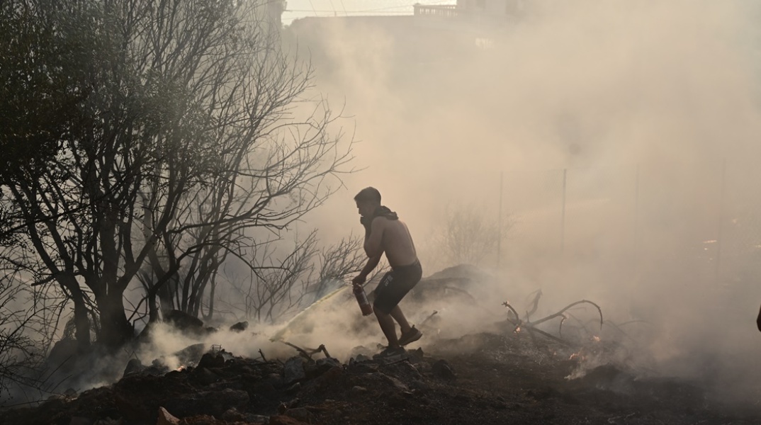 Μήνυμα του 112 για τους καπνούς από τη φωτιά στα Δερβενοχώρια