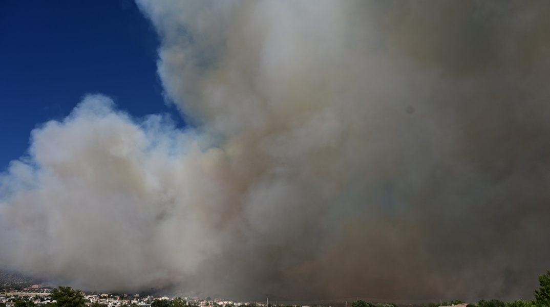 Καπνοί από τα πύρινα μέτωπα πάνω από τον Κουβαρά Αττικής και την ανατολική Αττική