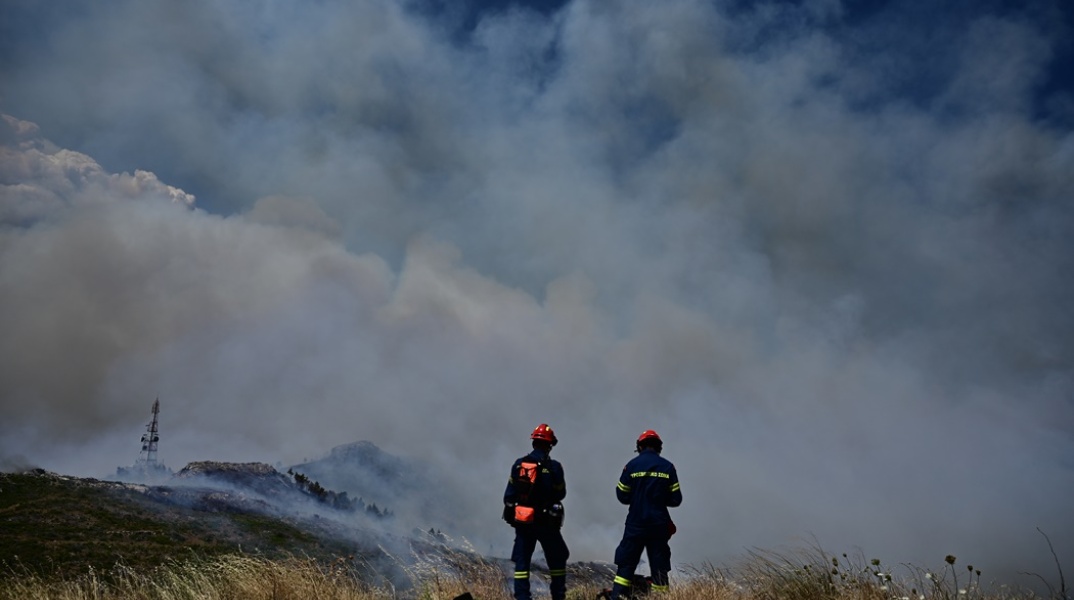 Καπνός από τη φωτιά στα Δερβενοχώρια 