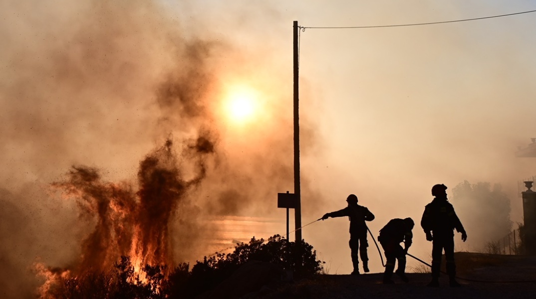 Πυροσβέστες επιχειρούν για την κατάσβεση φωτιάς στον Κουβαρά Αττικής