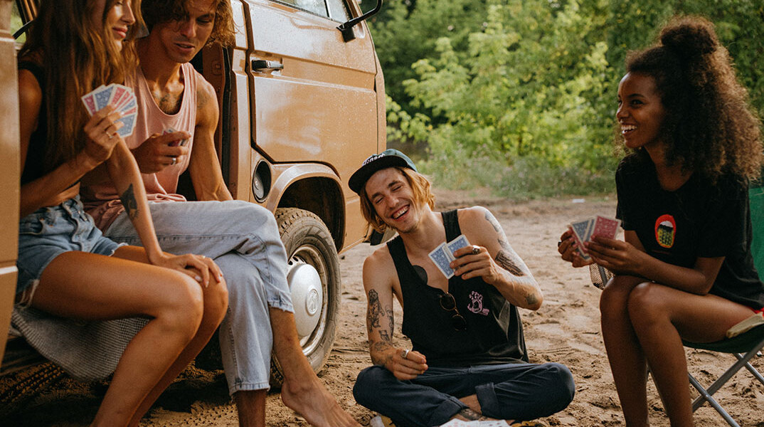 Άντρες και γυναίκες παίζουν παιχνίδια