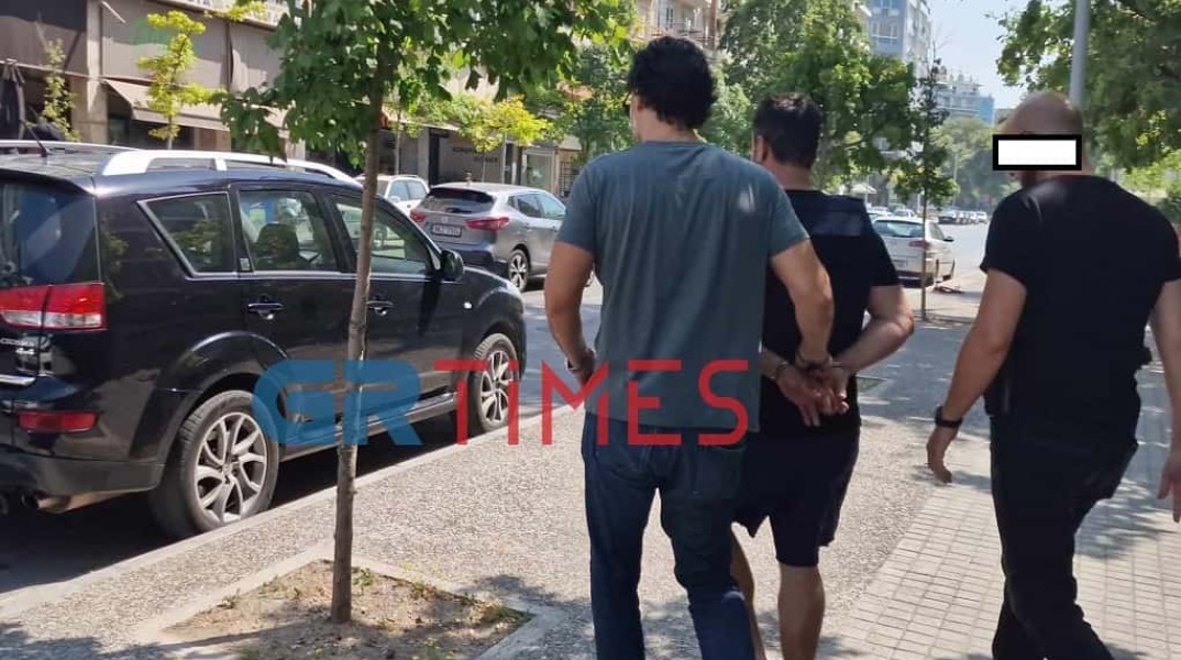 Ο 45χρονος δολοφόνος του 50χρονου οδηγείται με χειροπέδες στον ανακριτή