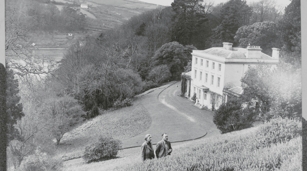 Η Αγκάθα Κρίστι με τον σύζυγό της έξω από το σπίτι τους